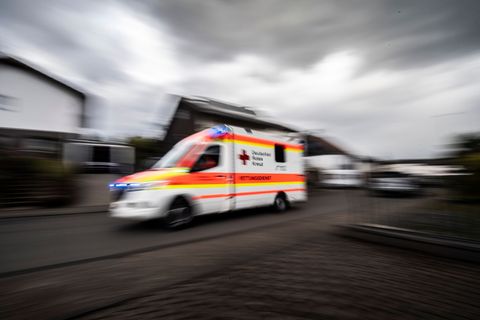 Die Schwerverletzte wurde ins Krankenhaus gebracht. (Symbolbild) Foto: Boris Roessler/dpa
