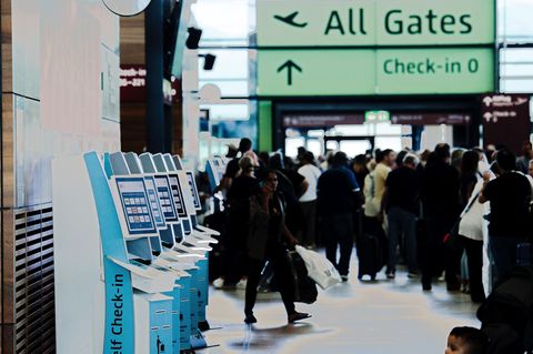 Die Folgen der Cyberattacke sorgten für lange Warteschlangen, unter anderem am Hauptstadtflughafen BER