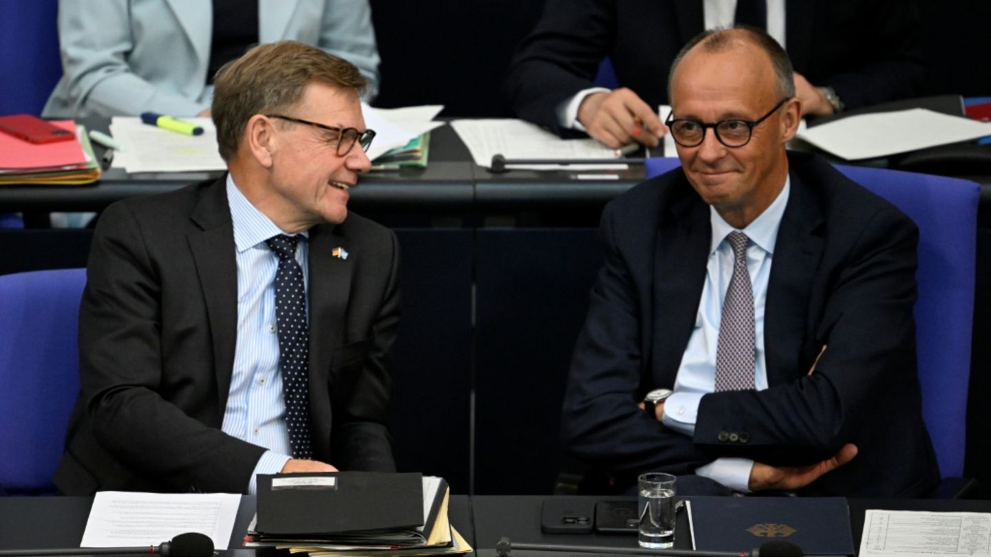 Wadephul (l.) mit Kanzler Merz