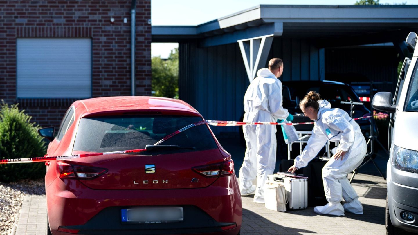 Nach dem Fund einer tödlich verletzten 30 Jahre alten Frau in Gyhum sucht die Polizei am Tatort nach Spuren und Beweismitteln. F