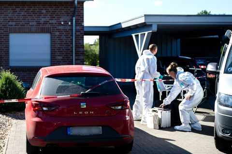 Nach dem Fund einer tödlich verletzten 30 Jahre alten Frau in Gyhum sucht die Polizei am Tatort nach Spuren und Beweismitteln. F
