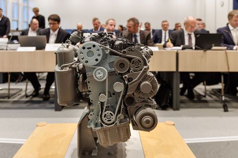 Vor dem OVG Schleswig wird über die Genehmigung eines VW-Software-Updates in der Motorsteuerung durch das KBA verhandelt. Foto: