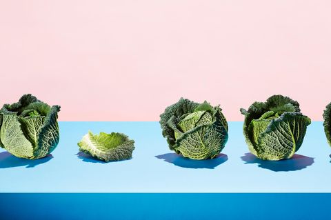 Superfood Kohl: Wirsing und Rosenkohl auf buntem Hintergrund