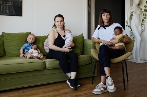Die zwei Inhaberinnen von Cinébébé auf einem Sofa mit mehreren Cinebabys