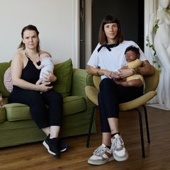 Die zwei Inhaberinnen von Cinébébé auf einem Sofa mit mehreren Cinebabys