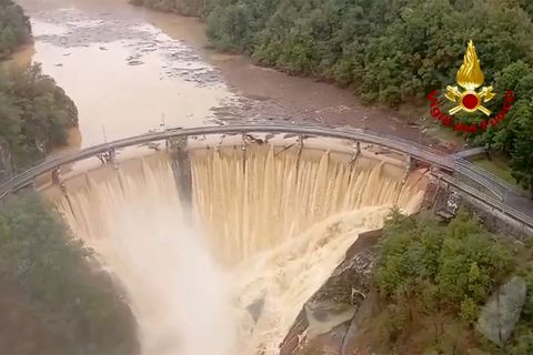 Das Standbild aus einem Video der italienischen Feuerwehr zeigt den Fluss Valla. Foto: Vigili del Fuoco/dpa