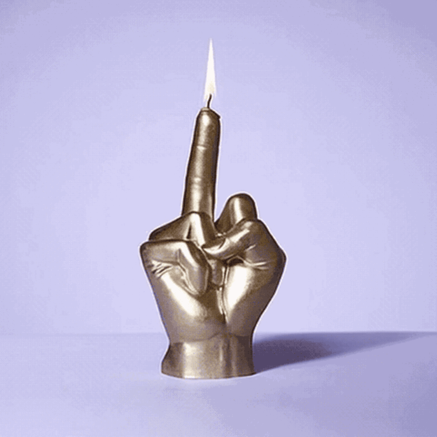 Eine Kerze in Form eines "Stinkefinger"