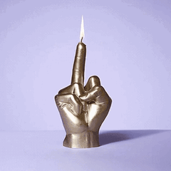 Eine Kerze in Form eines "Stinkefinger"