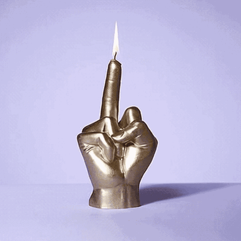 Eine Kerze in Form eines "Stinkefinger"