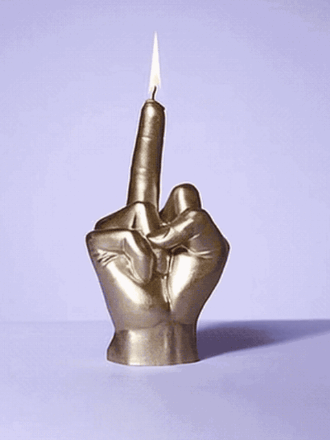 Eine Kerze in Form eines "Stinkefinger"