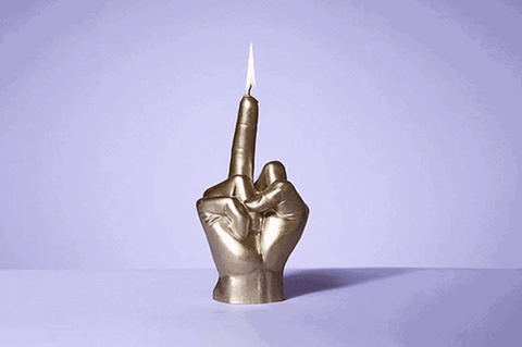 Eine Kerze in Form eines "Stinkefinger"