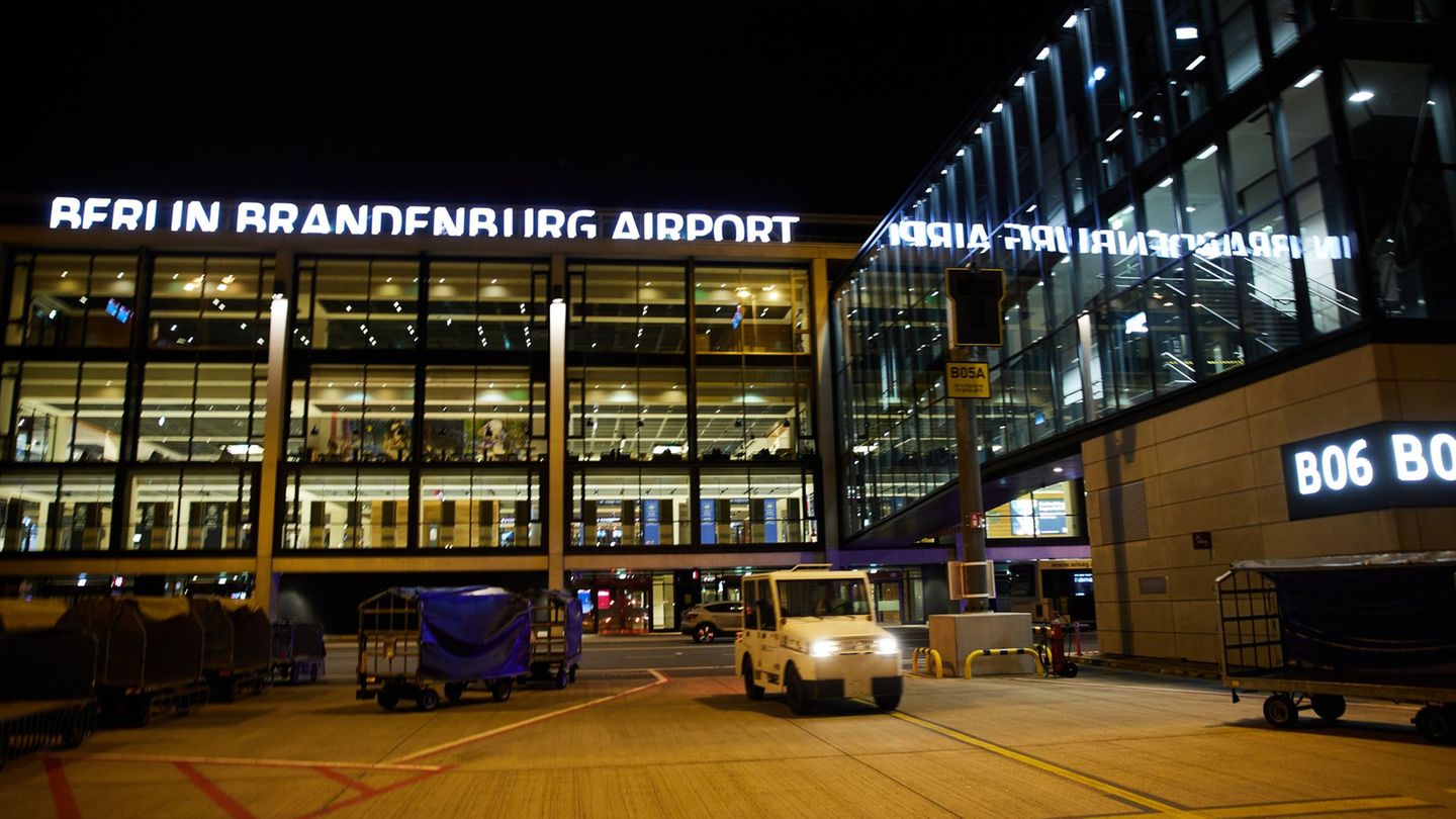 Mögliche Änderungen am Nachtflugverbot am Flughafen BER sind ein Streitpunkt zwischen Berlin und Brandenburg (Archivbild). Foto: