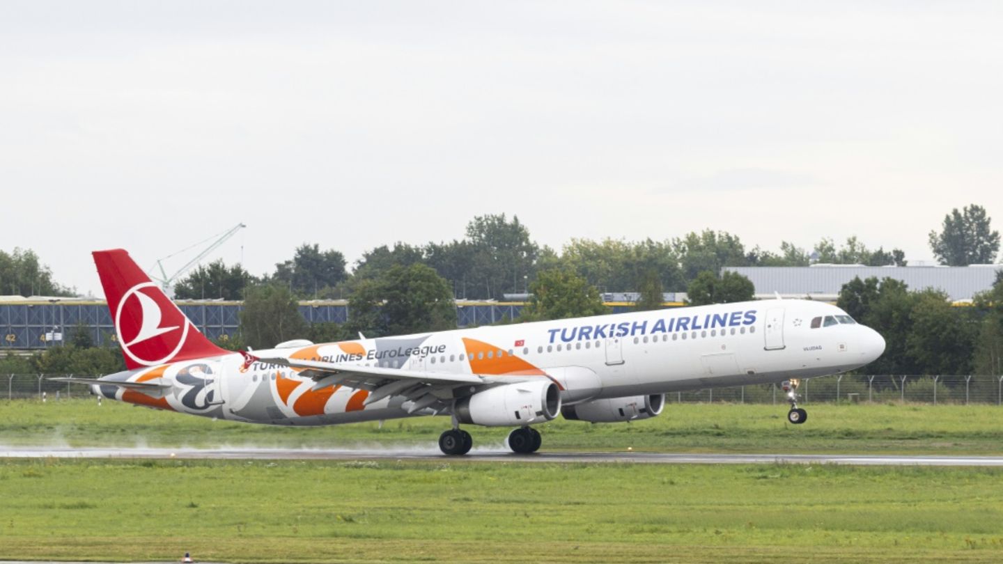 Flugzeug am Flughafen Hannover (Archivbild)