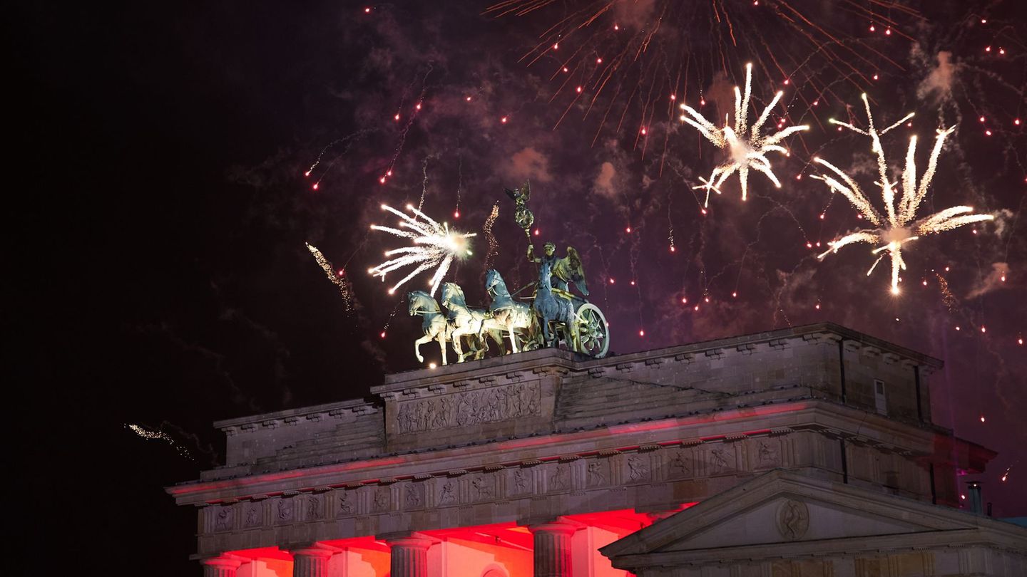 Ob es am Brandenburger Tor in diesem Jahr ein großes Feuerwerk gibt, ist noch nicht sicher. (Archivfoto) Foto: Jörg Carstensen/d
