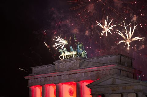 Ob es am Brandenburger Tor in diesem Jahr ein großes Feuerwerk gibt, ist noch nicht sicher. (Archivfoto) Foto: Jörg Carstensen/d