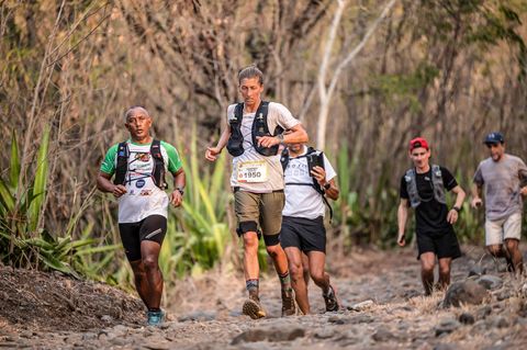 Je länger und extremer ein Lauf, desto stärker schneiden die Frauen in der Gesamtwertung ab. Die Ultramarathonläuferin Courtney Dauwalter, hier zu sehen während eines Wettkampfes in Frankreich, stellt regelmäßig Männer in den Schatten. Beim Ultramarathon "Moab 240" in Utah kam sie als Erste ins Ziel: 240 Meilen legte sie in 57:55 Stunden zurück