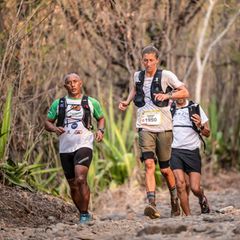 Je länger und extremer ein Lauf, desto stärker schneiden die Frauen in der Gesamtwertung ab. Die Ultramarathonläuferin Courtney Dauwalter, hier zu sehen während eines Wettkampfes in Frankreich, stellt regelmäßig Männer in den Schatten. Beim Ultramarathon "Moab 240" in Utah kam sie als Erste ins Ziel: 240 Meilen legte sie in 57:55 Stunden zurück