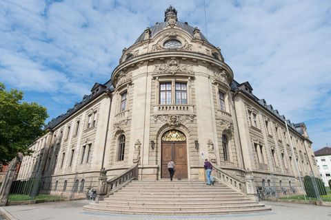 Das Schöffengericht Landau muss nun über die Anklage entscheiden. (Archivbild) Foto: Uwe Anspach/dpa