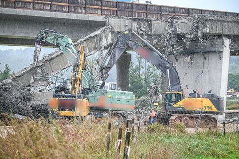 Beim Abriss einer alten Autobahnbrücke ist ein Bauteil auf einen Bagger gestürzt, der Baggerfahrer kam dabei ums Leben. Foto: Ja