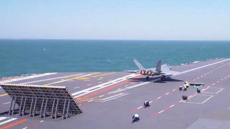 Chinas Militär führt neues "Flugzeugkatapult" vor