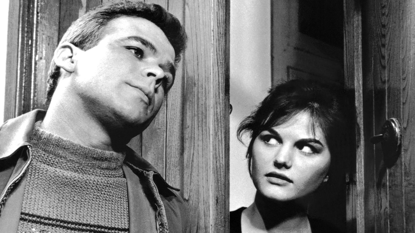Claudia Cardinale in einer Szene mit Renato Salvatori 1958