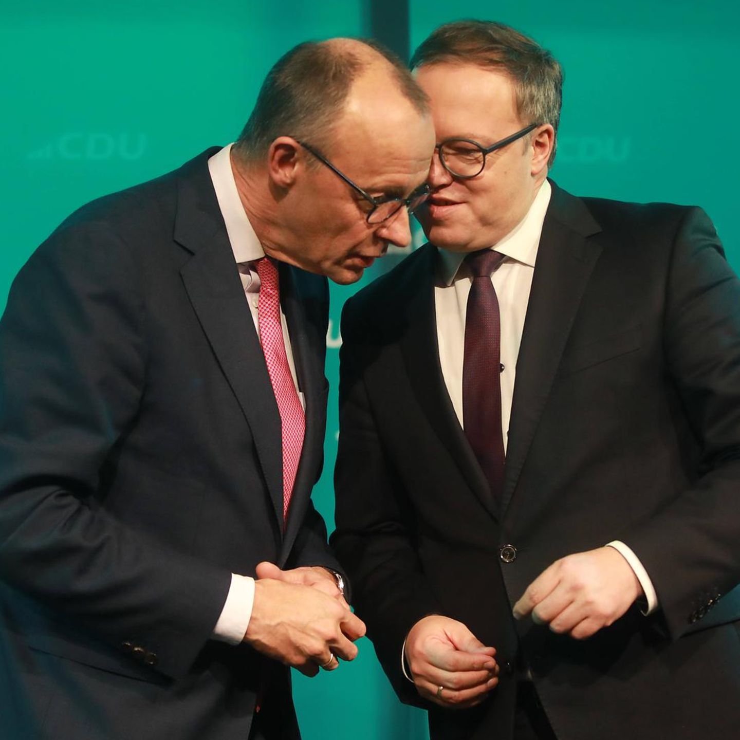 Will mehr Rüstungsaufträge: Mario Voigt und Friedrich Merz