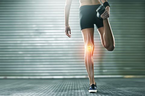 Eine Frau macht eine Knie-Übung