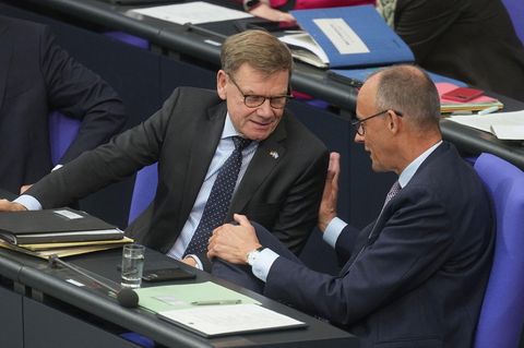 Außenpolitik: Du machst das schon mit dem Sicherheitsrat – Friedrich Merz im Gespräch mit seinem Außenminister Johann Wadephul. Der Kanzler verzichtete auf eine Reise zu den Vereinten Nationen