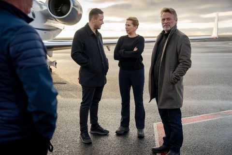 Der grönländische Regierungschef Jens-Frederik Nielsen (links) begrüßte die dänische Ministerpräsidentin Mette Frederiksen und i