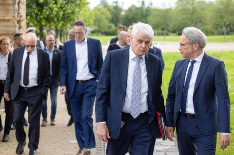 Mecklenburg-Vorpommern Innenstaatssekretär Wolfgang Schmülling (Zweiter von rechts) wehrt sich gegen den Vorwurf der Untreue. (A