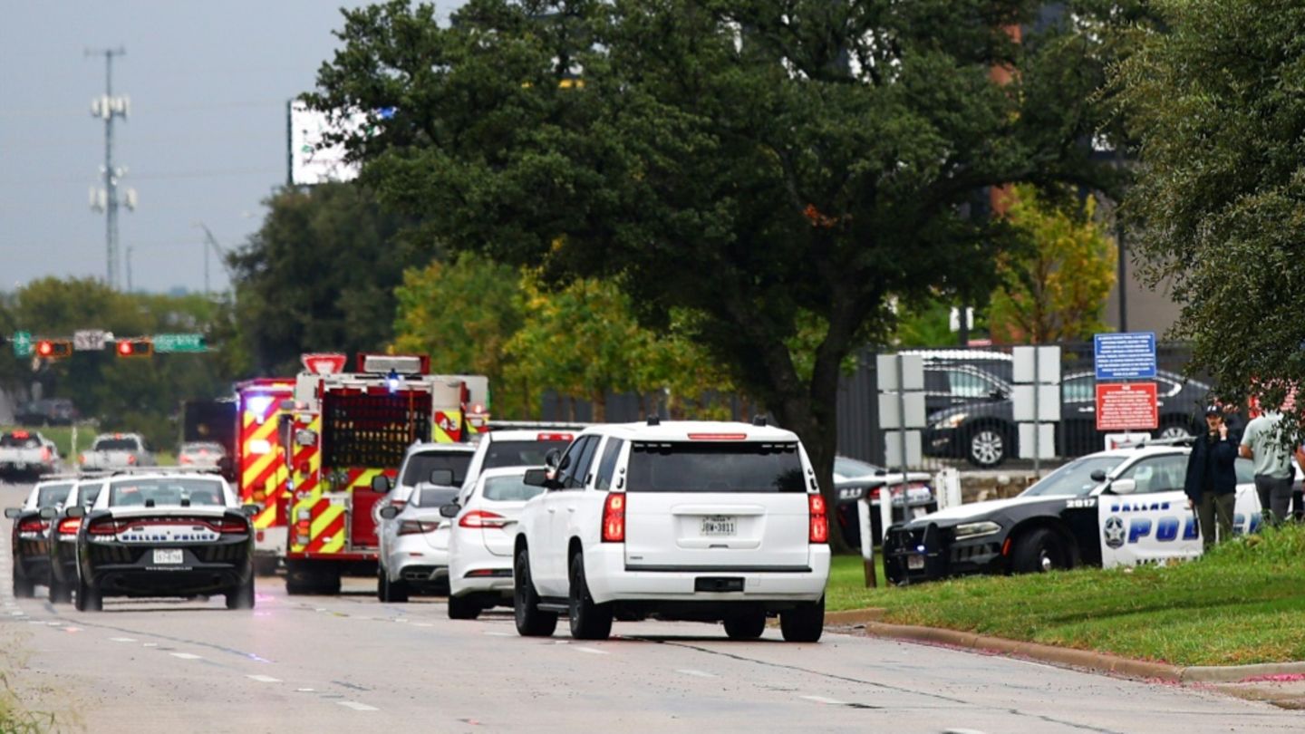 Polizei- und Rettungsfahrzeuge in der Nähe des Tatorts