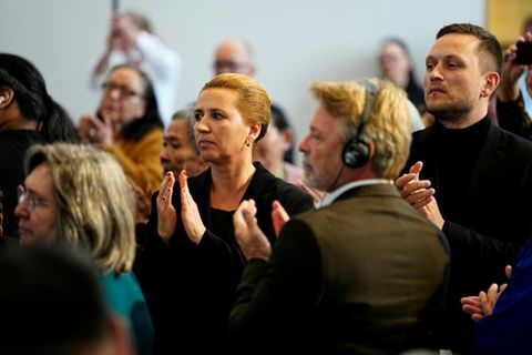 Frederiksen und Nielsen lauschen den Berichten von Opfern der Zwangsverhütung