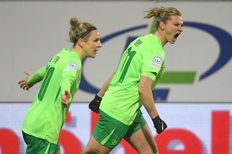 Treffen für Wolfsburg in der Bundesliga: Svenja Huth (li.) und Alexandra Popp Foto: Swen Pförtner/dpa