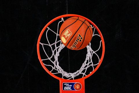 Die Ewe Baskets Oldenburg gewinnen ihr Erstrunden-Spiel im BBL-Pokal. Foto: Tom Weller/dpa