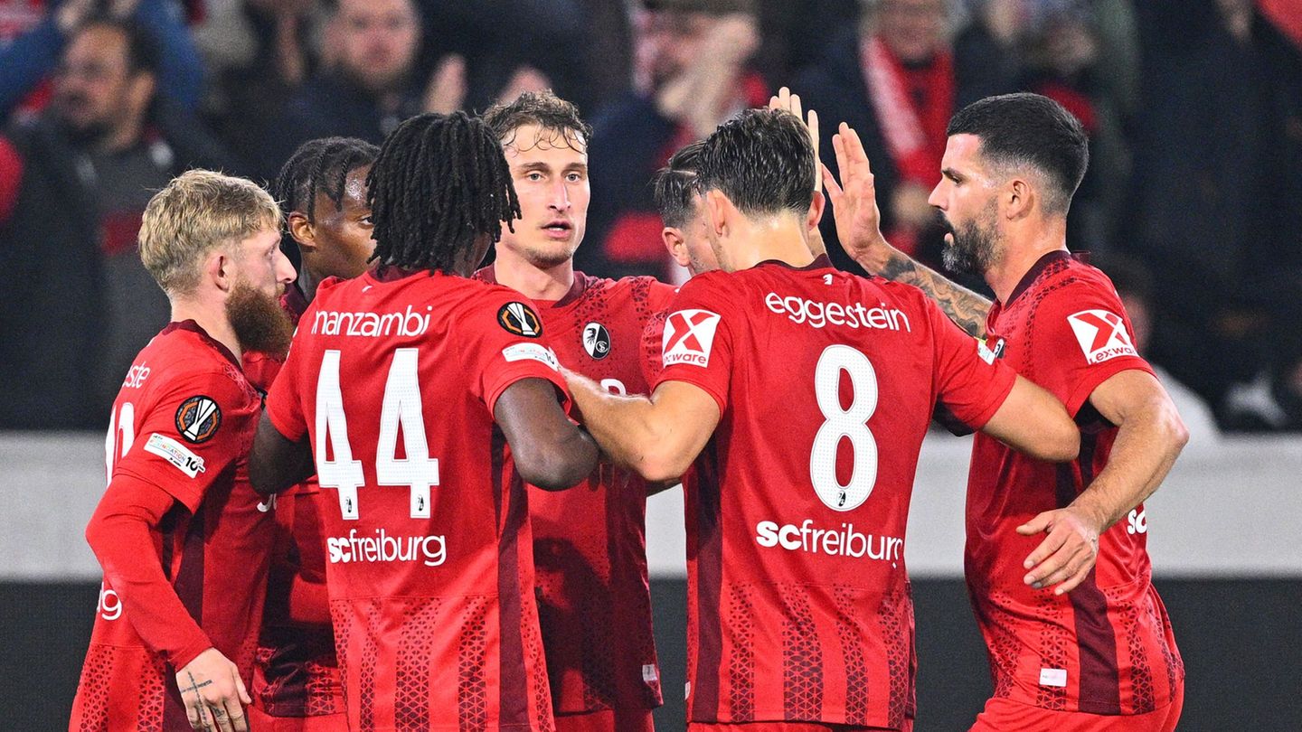 Traf zum 1:0 für Freiburg: Mittelfeldspieler Patrick Osterhage (M.). Foto: Tom Weller/dpa