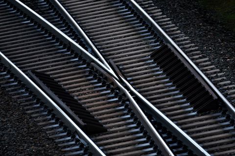 Der Zugverkehr war bis in den späten Abend gestört. (Symbolbild) Foto: Karl-Josef Hildenbrand/dpa