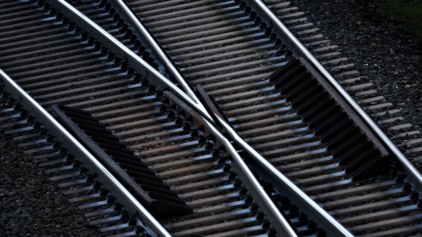 Der Zugverkehr war bis in den späten Abend gestört. (Symbolbild) Foto: Karl-Josef Hildenbrand/dpa