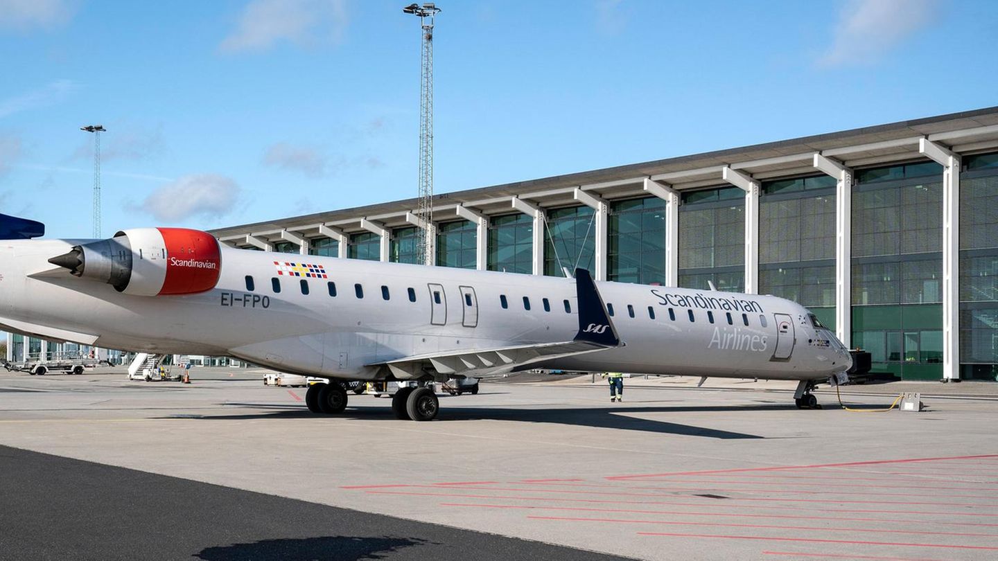 Ein Flugzeug im dänischen Aalborg: In der Nähe wurden Drohnen gesichtet