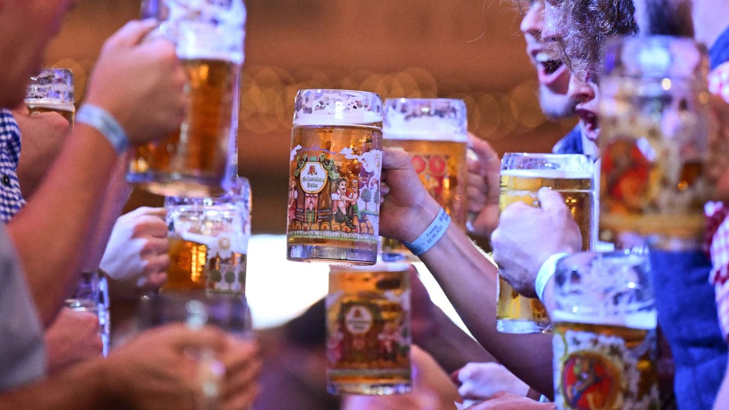 Auf dem Cannstatter Volksfest geht es von Freitag an wieder rund. (Archivbild) Foto: Bernd Weißbrod/dpa