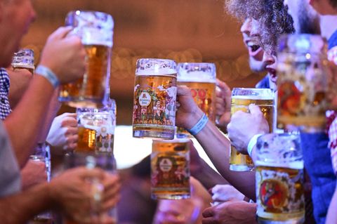 Auf dem Cannstatter Volksfest geht es von Freitag an wieder rund. (Archivbild) Foto: Bernd Weißbrod/dpa