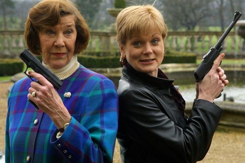 Zwei Darstellerinnen der "Miss Moneypenny" im Jahr 2001