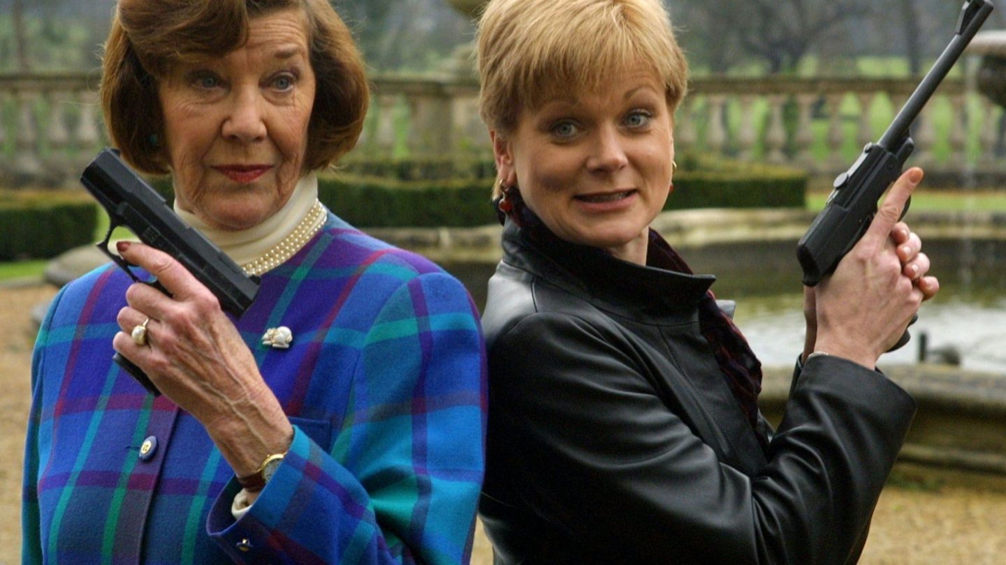 Zwei Darstellerinnen der "Miss Moneypenny" im Jahr 2001