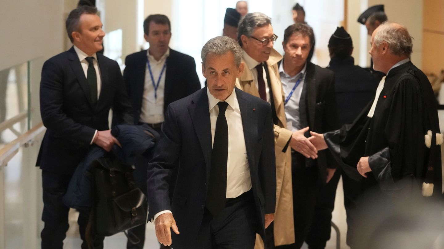 Sarkozy streitet alle Vorwürfe gegen ihn vehement ab. (Archivbild) Foto: Thibault Camus/AP/dpa
