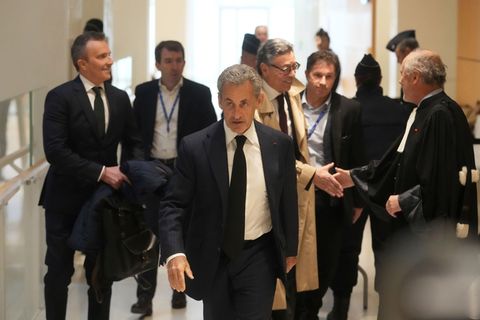 Sarkozy streitet alle Vorwürfe gegen ihn vehement ab. (Archivbild) Foto: Thibault Camus/AP/dpa