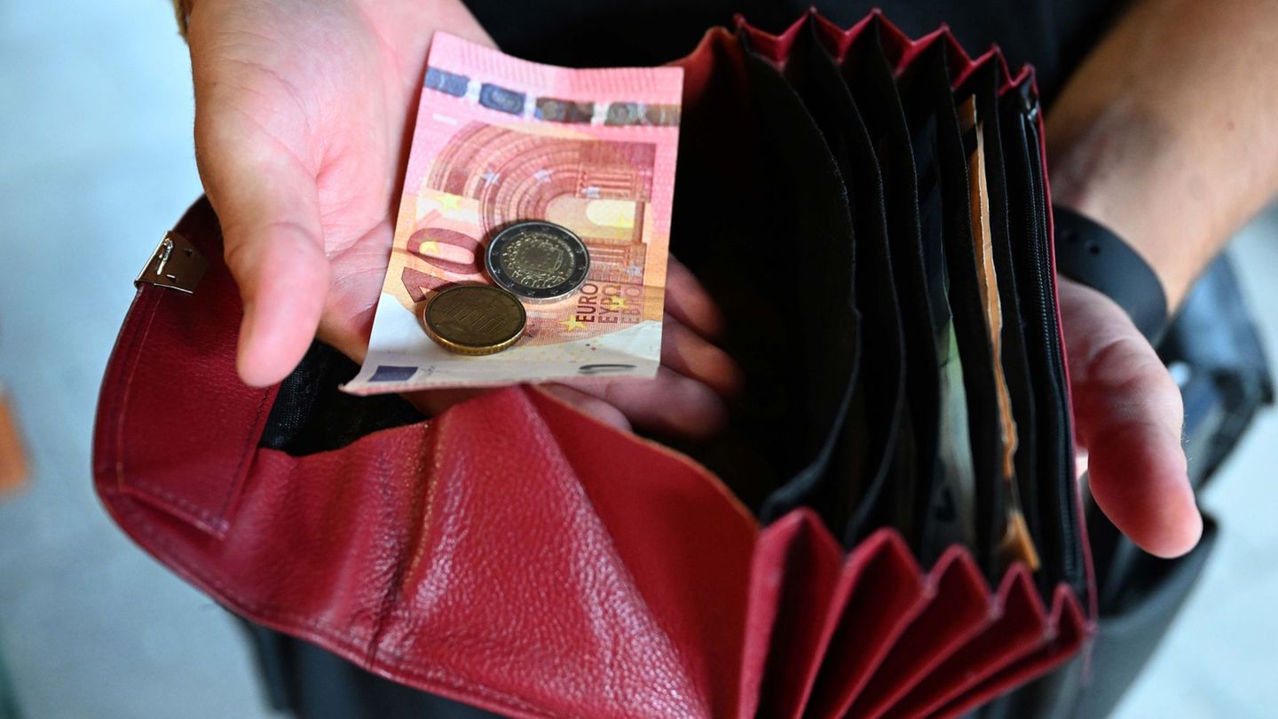 Expensive life: Household budget is slowly recovering from high inflation