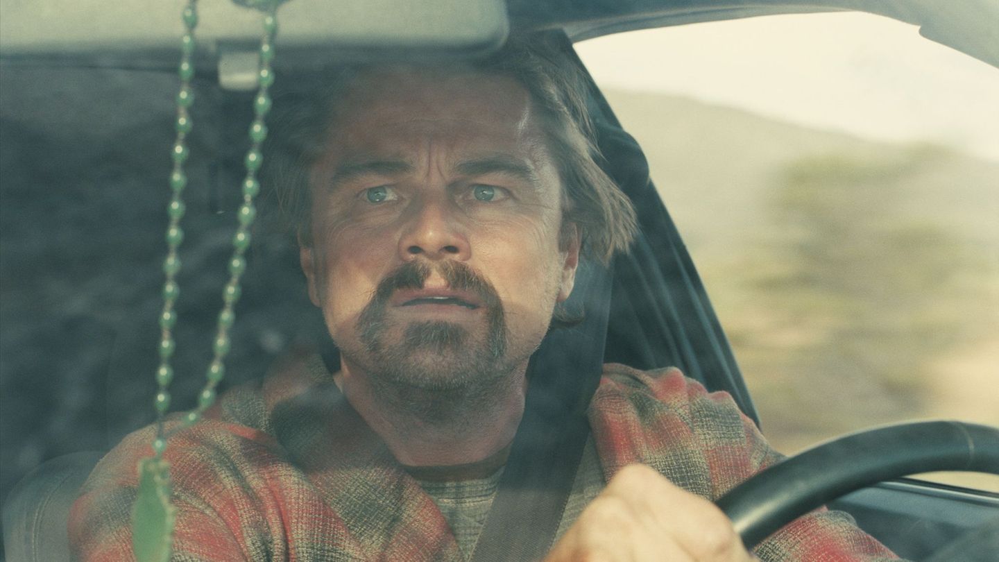 Leonardo diCaprio spielt in "One Battle After Another" einen abgehalfterten Revolutionär. (Handout) Foto: -/Photo Courtesy Warne