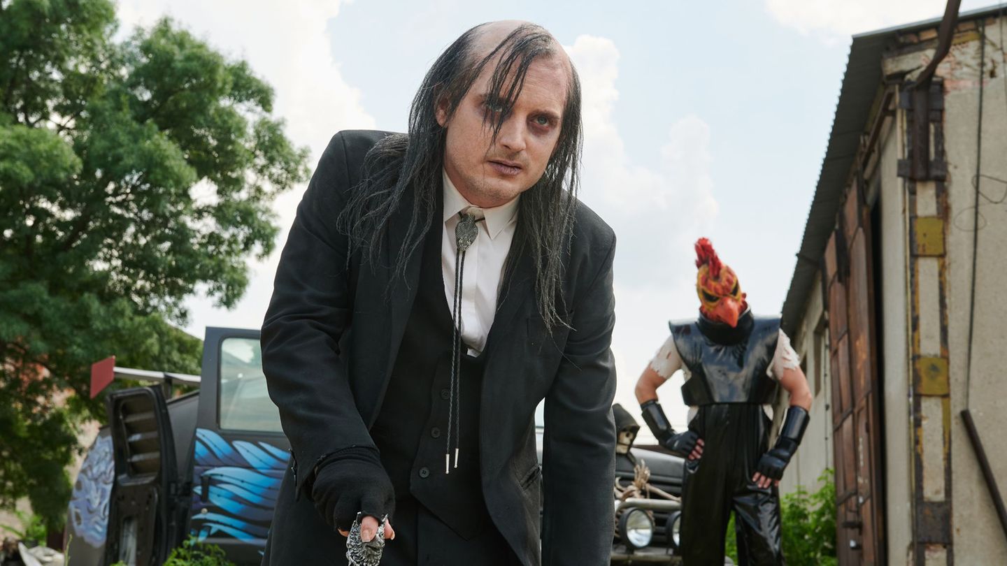 Elijah Wood als Fritz Garbinger in einer Szene des Films. Foto: Yana Blajeva/©2022 Legendary/dpa