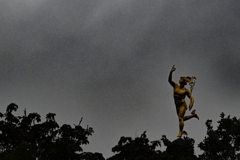 Regen, Regen, Regen - erst zum Wochenende soll es wieder freundlicher werden. Foto: Bernd Weißbrod/dpa