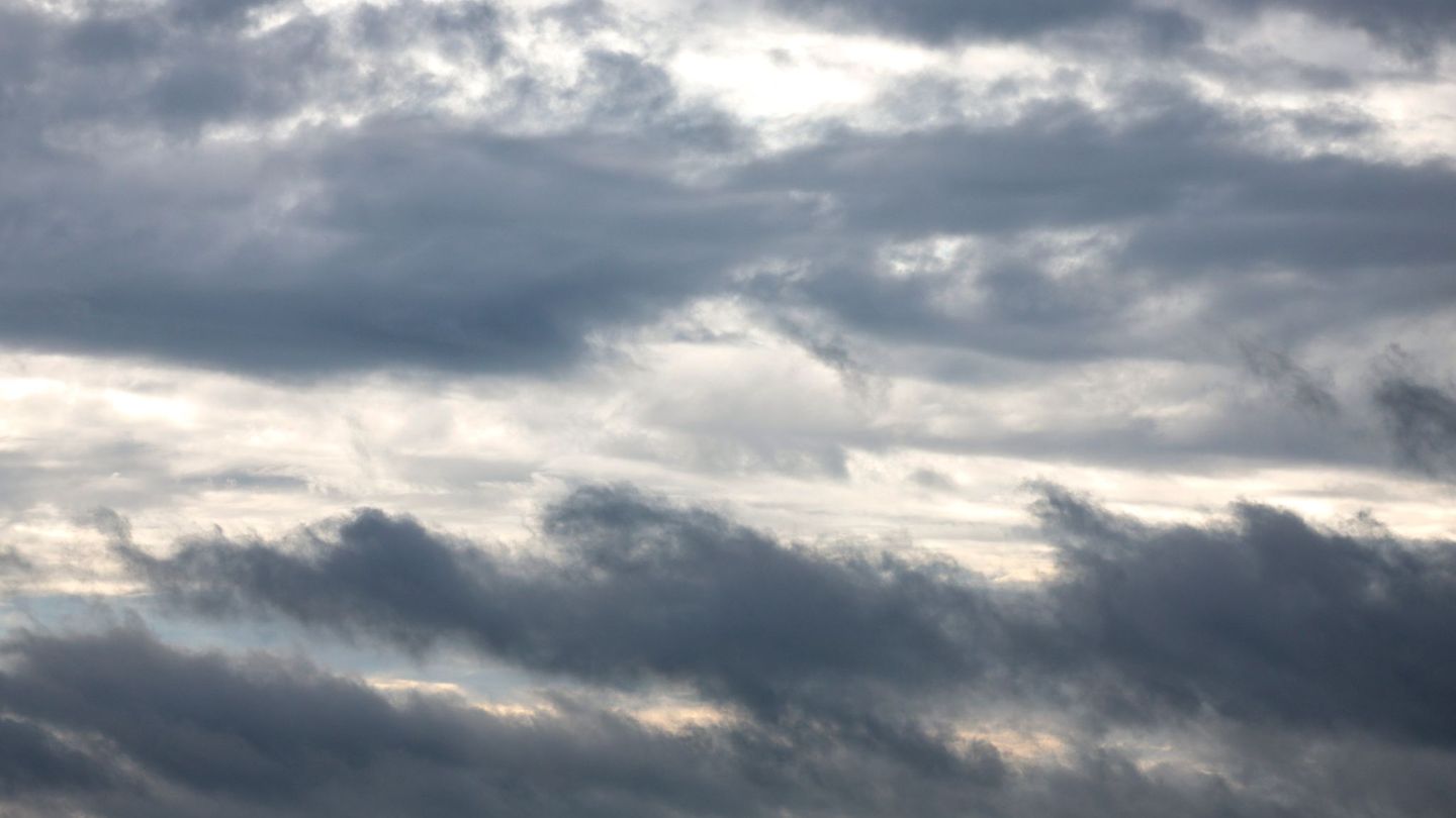 Vorerst bleibt der Himmel grau über Hessen. In einigen Regionen fällt noch Regen, der im Tagesverlauf abklingt. (Foto-Archiv) Fo