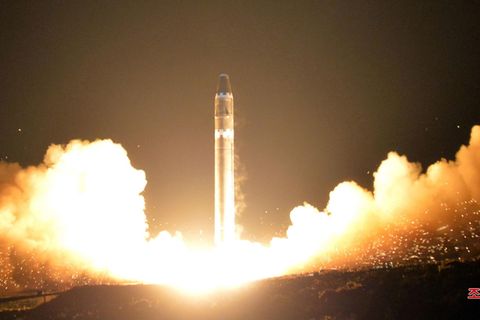 Die von der Regierung Nordkoreas zur Verfügung gestellte Aufnahme soll den Start einer Interkontinentalrakete zeigen